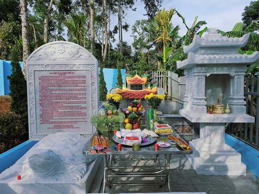 Bia và mộ Tiến sĩ Nguyễn Tiến Tài, hậu duệ vua Lý, Ngài là miêu duệ đời thứ 7 của Lý Công Hầu - Lý Lữ tại Nghệ An